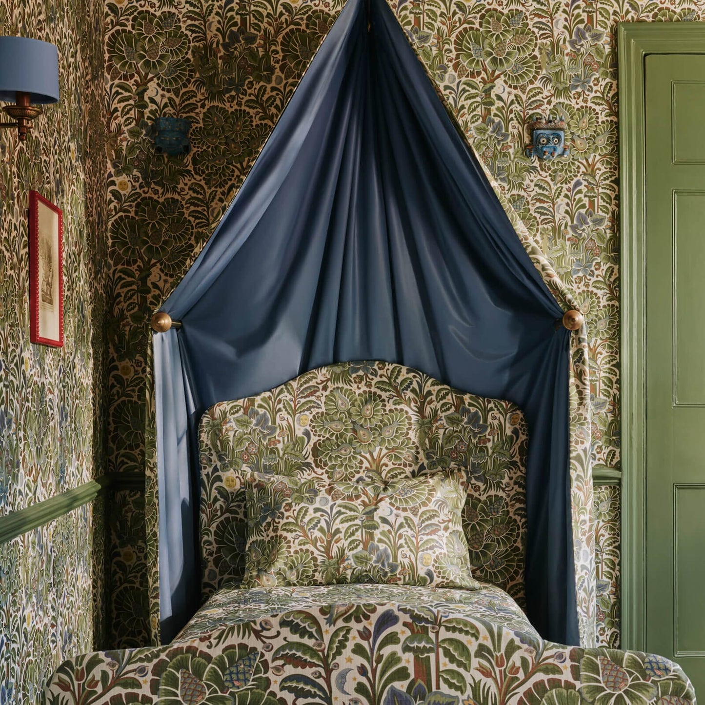 1-WA-MOG-DI-VER-XXX - Moon Garden Wallpaper - Verde - House of Hackney