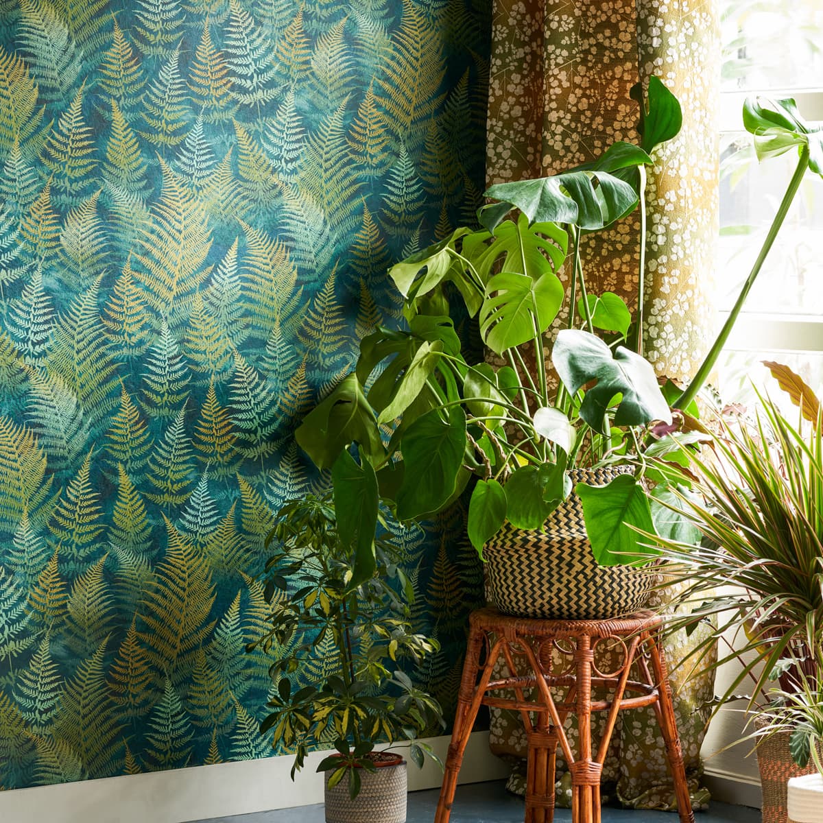 120386 - Woodland Fern Wallpaper - Emerald - Clarissa Hulse