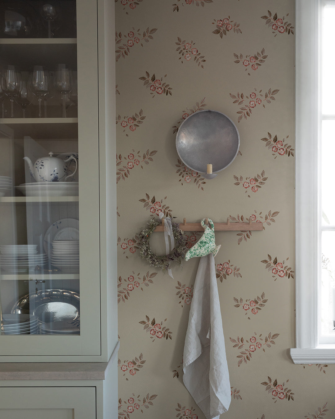 43113 - Nyponros Wallpaper - Soft Gray/Green - Midbec