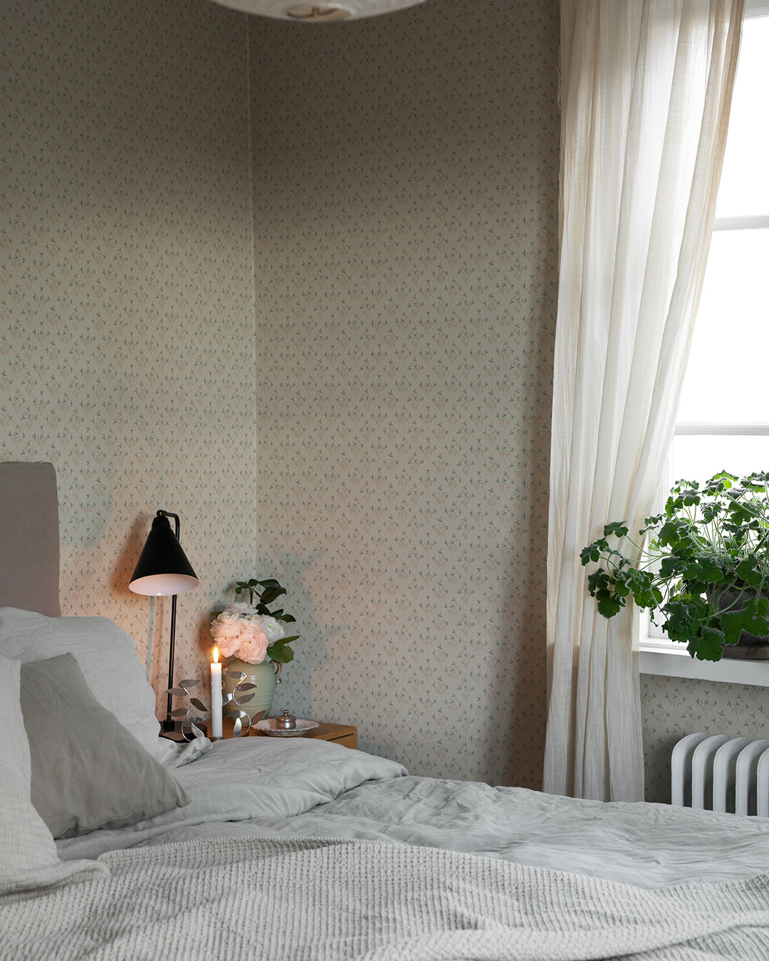 43122 - Jordgubbar Wallpaper - Gray - Midbec
