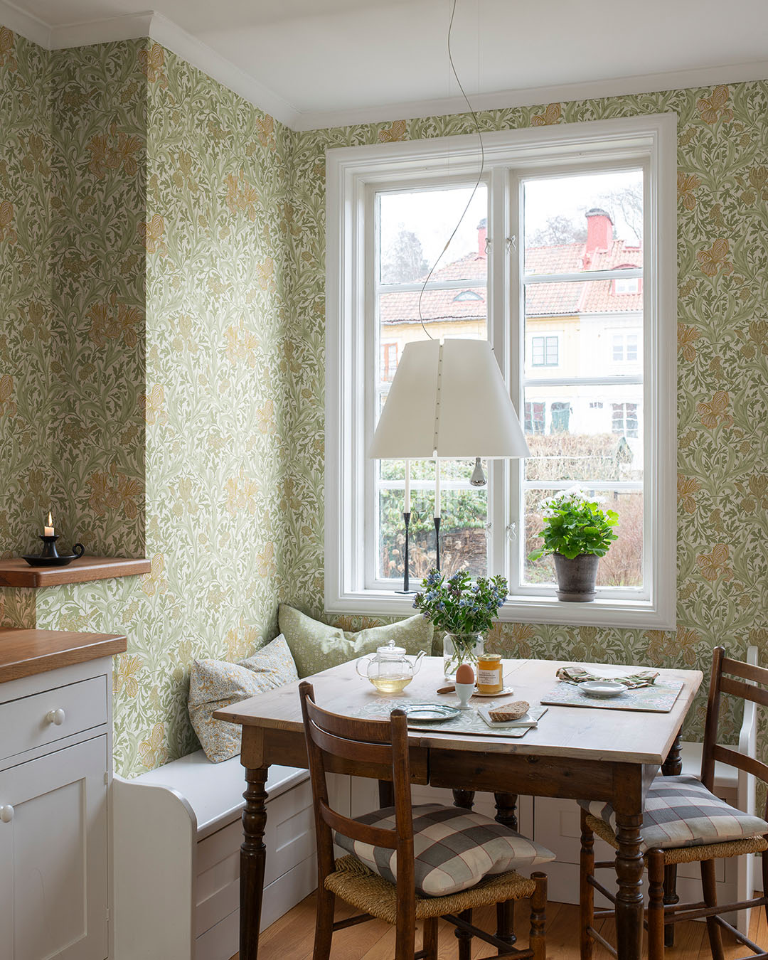 82049 - Iris Wallpaper - Soft Green - Midbec
