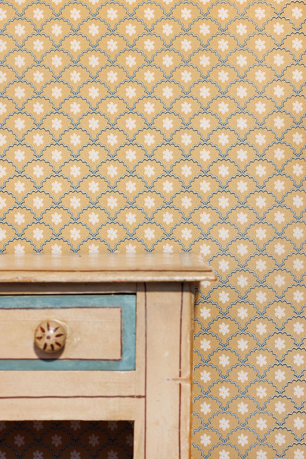 Daisy Scallops Wallpaper - Sand / Ink - BG3000201 - Barneby Gates - Premier Wallcovering