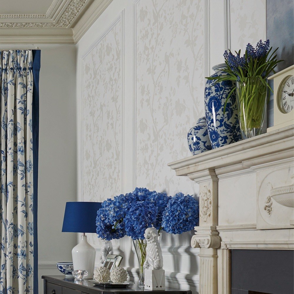 113391 - Oriental Garden Pearlescent Wallpaper - White - Laura Ashley