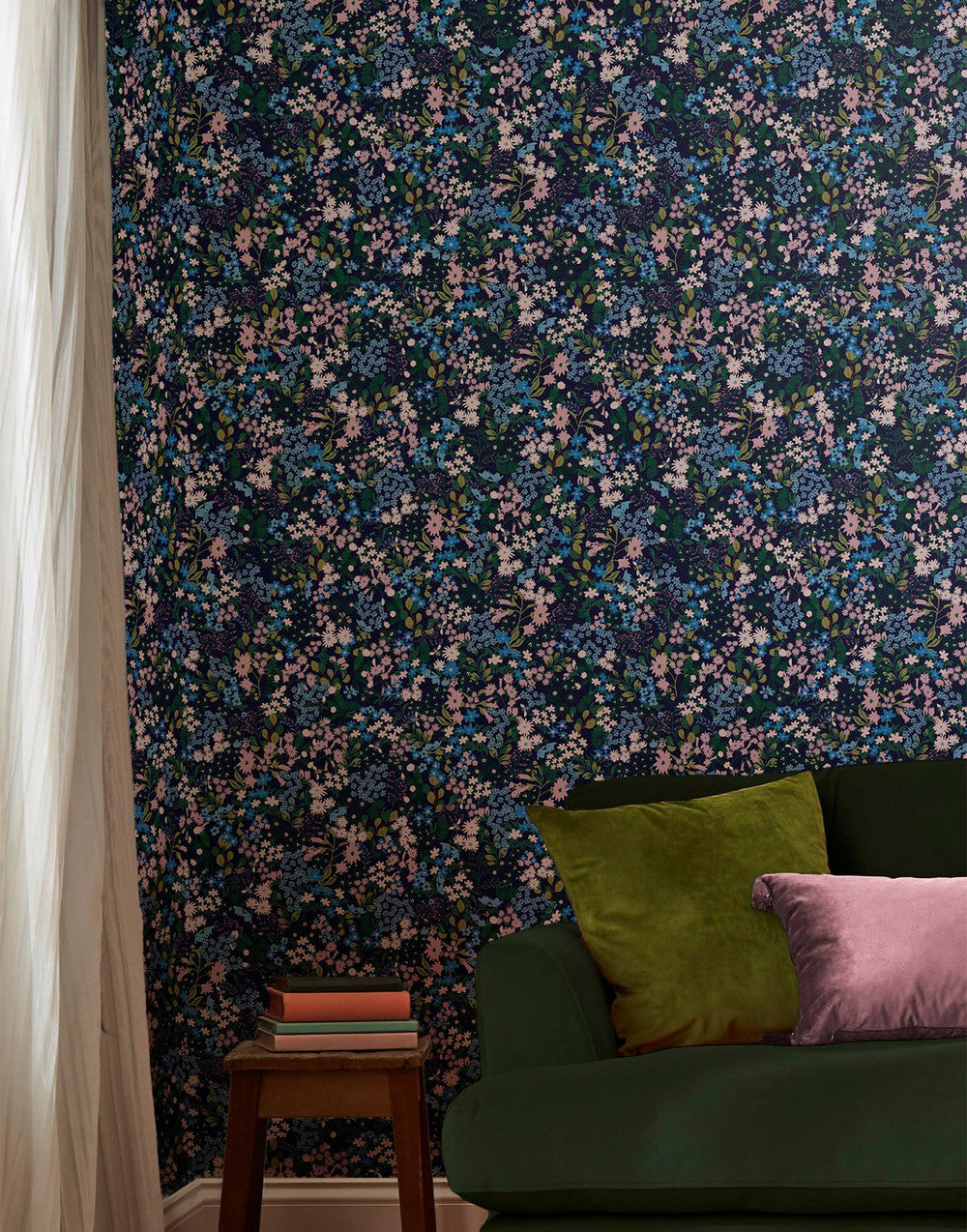 118570 - Gilmorton Ditsy Garden Wallpaper - Green - Joules
