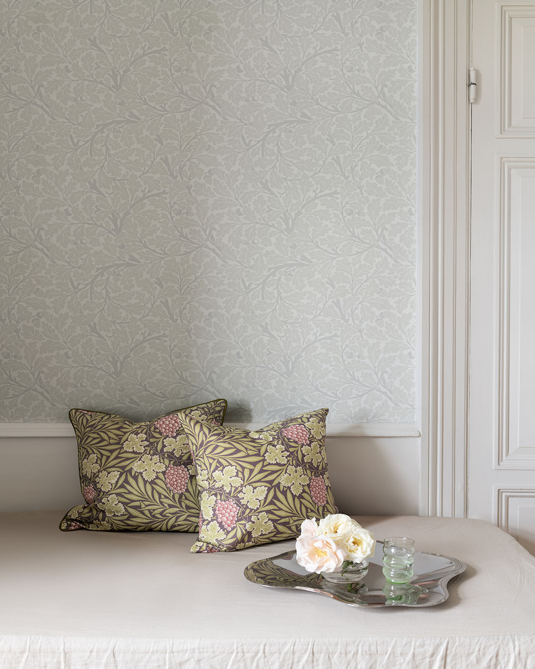 82026 - Oak Tree Wallpaper - Grey / White - Midbec