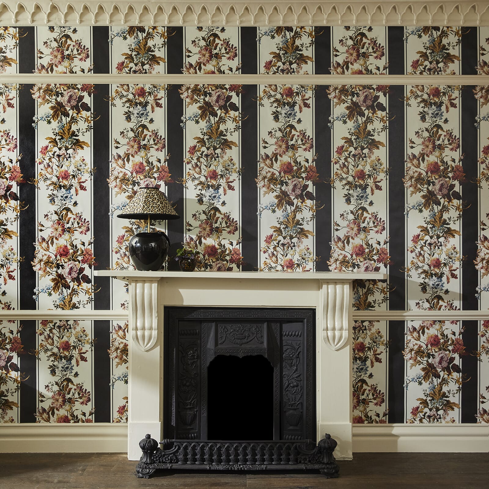 Rosetta Garland Wallpaper - Noir - House of Hackney - 1 - WA - ROG - DI - NOI - XXX - Premier Wallcovering